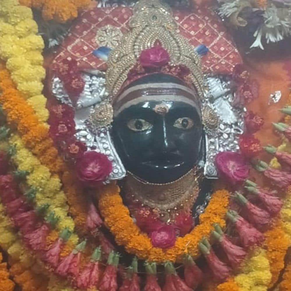 थावे मंदिर में नवरात्र की सप्तमी पर भक्तों की भीड़:मां कालरात्रि की हुई विशेष पूजा-अर्चना, मनोकामनाएं पूरी करने की प्रार्थना कर रहे भक्त