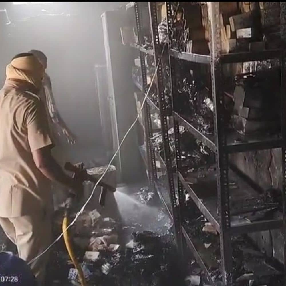 देवघर के सारवा CHC में शॉर्ट सर्किट से लगी आग:दवाएं और दस्तावेज जलकर हुआ राख, केंद्र में कुछ समय के लिए मची अफरा-तफरी देवघर के सारवा CHC में शॉर्ट सर्किट से लगी आग:दवाएं और दस्तावेज जलकर हुआ राख, केंद्र में कुछ समय के लिए मची अफरा-तफरी