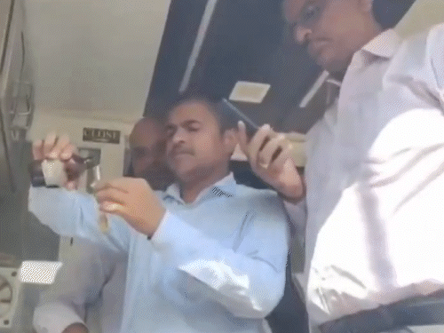 हनुमानगढ़ी के बाहर बेसन के लड्डुओं में रंग मिला रहे:सबस्टैंडर्ड देसी घी बिक रहा…प्रसाद में मिलावट पर अयोध्या के संत भड़के हनुमानगढ़ी के बाहर बेसन के लड्डुओं में रंग मिला रहे:सबस्टैंडर्ड देसी घी बिक रहा…प्रसाद में मिलावट पर अयोध्या के संत भड़के