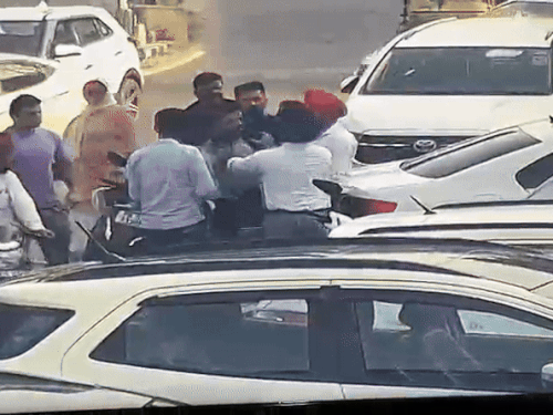 लुधियाना में बीच सड़क वकील की पिटाई,VIDEO:बोला- मेरी पगड़ी उतारी, बाल नोचे, पुलिसवाला होने की धौंस दे रहा था आरोपी लुधियाना में बीच सड़क वकील की पिटाई,VIDEO:बोला- मेरी पगड़ी उतारी, बाल नोचे, पुलिसवाला होने की धौंस दे रहा था आरोपी