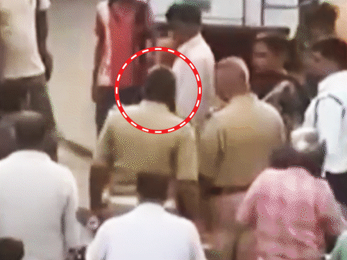 लखनऊ में महिला का हाई वोल्टेज ड्रामा, VIDEO:चौराहे पर दरोगा का कॉलर पकड़ा; हाथ उठाया, गालियां दीं