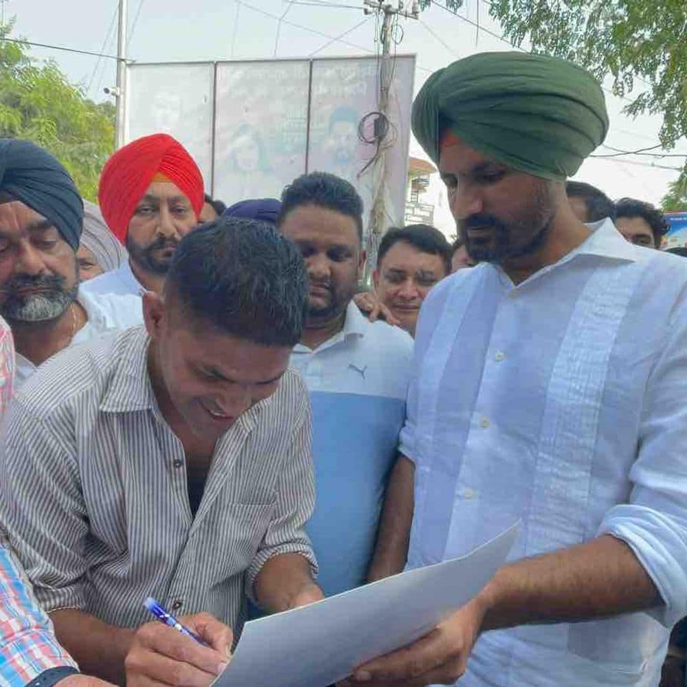 राजा वड़िंग ने बीजेपी-आप पर साधा निशाना:रोपड़ से शुरू किया 5 करोड़ हस्ताक्षरों का अभियान, बोले- पंजाब की आवाज बनेगी कांग्रेस राजा वड़िंग ने बीजेपी-आप पर साधा निशाना:रोपड़ से शुरू किया 5 करोड़ हस्ताक्षरों का अभियान, बोले- पंजाब की आवाज बनेगी कांग्रेस
