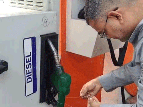 चंडीगढ़ में ₹2500 का पेट्रोल डलवाया, बिल ₹2200 का निकला:मशीन सील करने के बाद लोगों का पंप पर धरना; बोले- पूरे ट्राईसिटी में जांच हो चंडीगढ़ में ₹2500 का पेट्रोल डलवाया, बिल ₹2200 का निकला:मशीन सील करने के बाद लोगों का पंप पर धरना; बोले- पूरे ट्राईसिटी में जांच हो