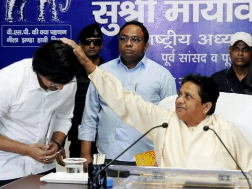बैठा हाथी भी खड़े गधे से ज्यादा ऊंचा होता है:यूपी में बसपा नेता ऐसे स्लोगनों से भर रहे जोश; 9 अक्टूबर को दिखेगी ताकत