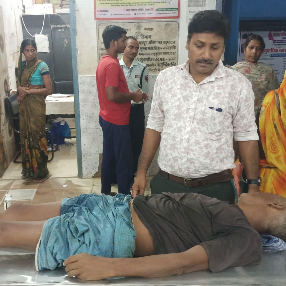 बांका में ई-रिक्शा चालक की मौत:हॉर्न का तार जोड़ते समय अचानक स्टार्ट हुई गाड़ी,चपेट में आने से लगी गंभीर चोटें बांका में ई-रिक्शा चालक की मौत:हॉर्न का तार जोड़ते समय अचानक स्टार्ट हुई गाड़ी,चपेट में आने से लगी गंभीर चोटें