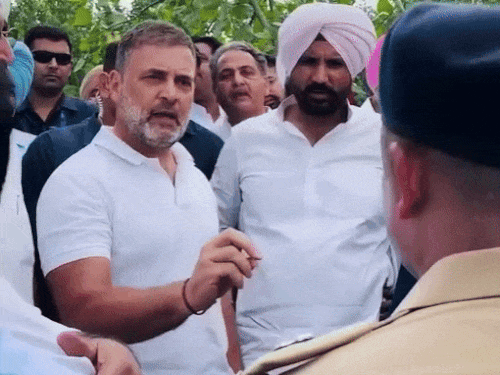 पंजाब में राहुल गांधी की SP से बहस:PAK बॉर्डर के पास जाने से रोका, कांग्रेस नेता बोले- भारत में मुझे प्रोटेक्ट नहीं कर सकते पंजाब में राहुल गांधी की SP से बहस:PAK बॉर्डर के पास जाने से रोका, कांग्रेस नेता बोले- भारत में मुझे प्रोटेक्ट नहीं कर सकते