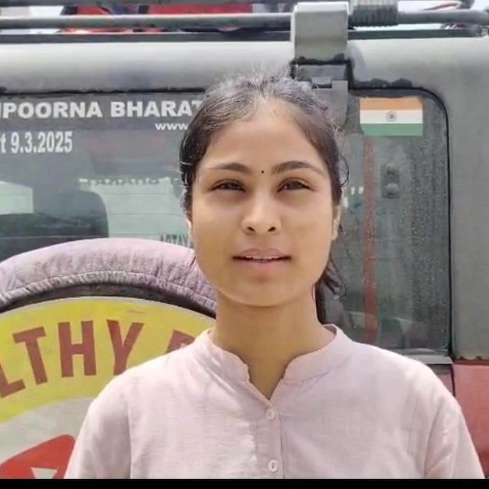बुलेट पर देश भ्रमण कर रहीं ‘बीटेक पानीपुरी वाली’:मिशन हेल्दी भारत यात्रा देवघर पहुंची, स्कूली बच्चों को दिया स्वास्थ्य का संदेश