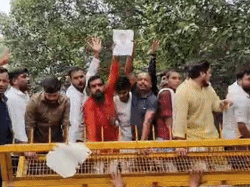 लखनऊ में पुलिस और भाजपाइयों में धक्का-मुक्की, महिला बेहोश:राहुल की यात्रा में PM को गाली देने पर भड़के; बैरिकेडिंग पर चढ़कर हंगामा किया लखनऊ में पुलिस और भाजपाइयों में धक्का-मुक्की, महिला बेहोश:राहुल की यात्रा में PM को गाली देने पर भड़के; बैरिकेडिंग पर चढ़कर हंगामा किया