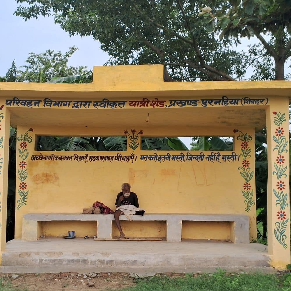 बैरगनिया-शिवहर मुख्य मार्ग पर बना यात्री शेड:रोजाना 8-10 हजार लोगों को सुविधा