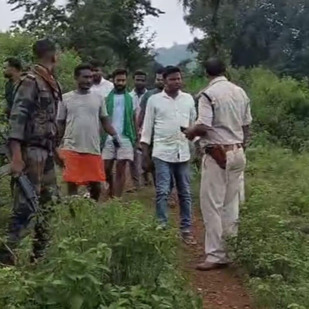 CSP संचालक से 2 लाख 95 हजार रुपए की लूट:पाकुड़ में बदमाशों ने लैपटॉप और बाइक भी लूटी, आरोपियों के जंगल में छिपे होने की आशंका