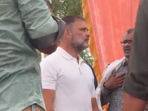राहुल का रायबरेली में जनता दरबार, 1000 लोगों से मिले:भाई की पीठ पर पहुंचा दिव्यांग, ट्राईसाइकिल मांगी राहुल का रायबरेली में जनता दरबार, 1000 लोगों से मिले:भाई की पीठ पर पहुंचा दिव्यांग, ट्राईसाइकिल मांगी
