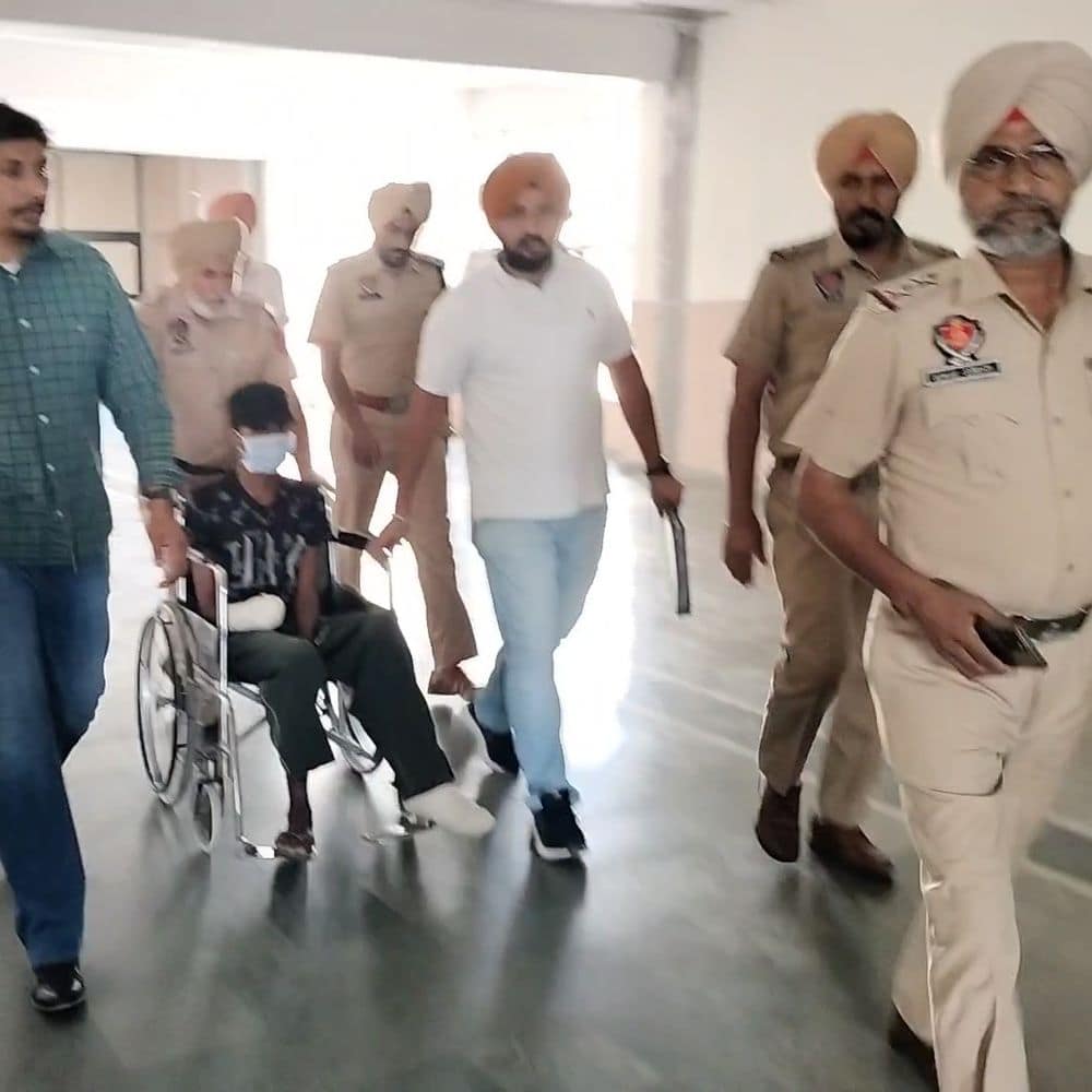 बठिंडा बम विस्फोट केस- व्हीलचेयर पर कोर्ट पहुंचा आरोपी:घर पर ऑनलाइन विस्फोटक मंगवाया; ब्लास्ट में हुआ घायल, फिर रिमांड पर भेजा बठिंडा बम विस्फोट केस- व्हीलचेयर पर कोर्ट पहुंचा आरोपी:घर पर ऑनलाइन विस्फोटक मंगवाया; ब्लास्ट में हुआ घायल, फिर रिमांड पर भेजा
