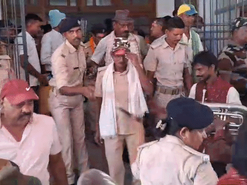 भागलपुर में होमगार्ड जवानों ने निकाला विजय जुलूस:बैंड-बाजे की धुन पर जमकर थिरके, दैनिक भत्ता बढ़ाने के लिए सीएम को दिया धन्यवाद भागलपुर में होमगार्ड जवानों ने निकाला विजय जुलूस:बैंड-बाजे की धुन पर जमकर थिरके, दैनिक भत्ता बढ़ाने के लिए सीएम को दिया धन्यवाद