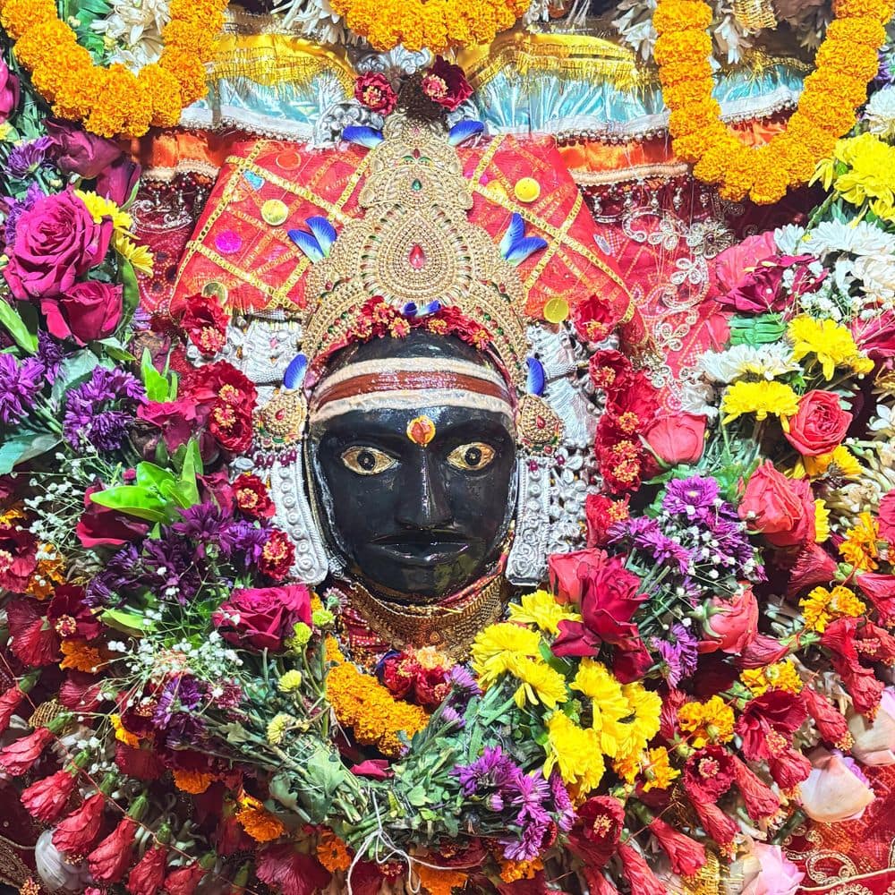 आस्था, उल्लास और जयकारों से गुंजा​​​​​​​ थावे मंदिर:गोपालगंज के थावे भवानी दरबार में उमड़ा आस्था का सैलाब, स्कंदमाता की पूजा कर मांगा सौभाग्य