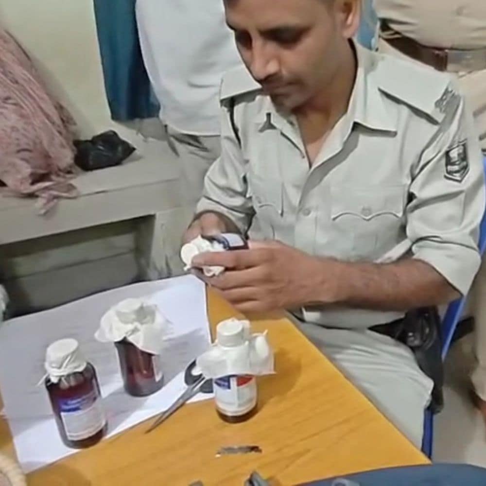 पटना में दो नाबालिग छात्र कफ सिरप के साथ धराए:सहरसा के रास्ते बाहर होती है सप्लाई, 1 बैग के लिए तस्कर देते थे 1000 रुपए