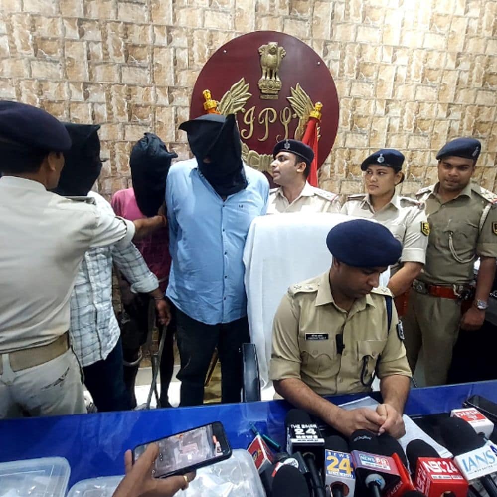 पटना में पकड़े गए 2 गांजा तस्कर:दियारा से करते थे सप्लाई, 1.5kg से अधिक माल जब्त; 200 से 800 में बेचते थे एक पुड़िया