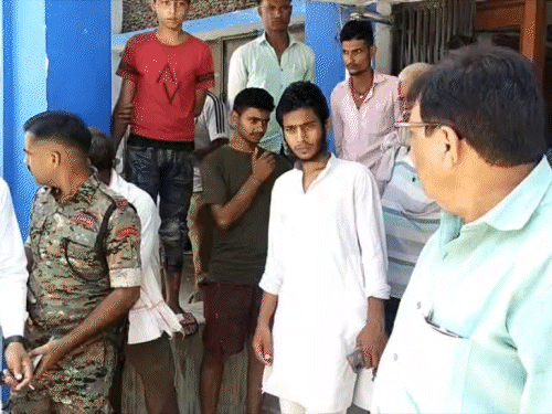 अस्पताल में बेड पर चादर नहीं होने पर भड़के विधायक:अजय कुमार ने हेल्थ मैनेजर, प्रभारी डिप्टी सुपरिटेंडेंट से बोले- पहचानते हो हमको कौन हैं हम अस्पताल में बेड पर चादर नहीं होने पर भड़के विधायक:अजय कुमार ने हेल्थ मैनेजर, प्रभारी डिप्टी सुपरिटेंडेंट से बोले- पहचानते हो हमको कौन हैं हम