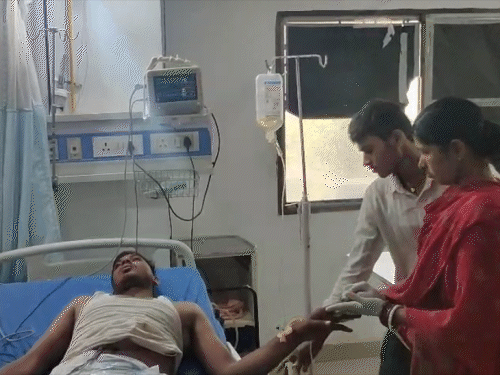 मुजफ्फरपुर में एयरफोर्स के जवान को मारी गोली:स्थानीय लोगों ने आरोपी को पीटा, वीडियो आया सामने; चेन छिनतई का विरोध करने पर फायरिंग मुजफ्फरपुर में एयरफोर्स के जवान को मारी गोली:स्थानीय लोगों ने आरोपी को पीटा, वीडियो आया सामने; चेन छिनतई का विरोध करने पर फायरिंग