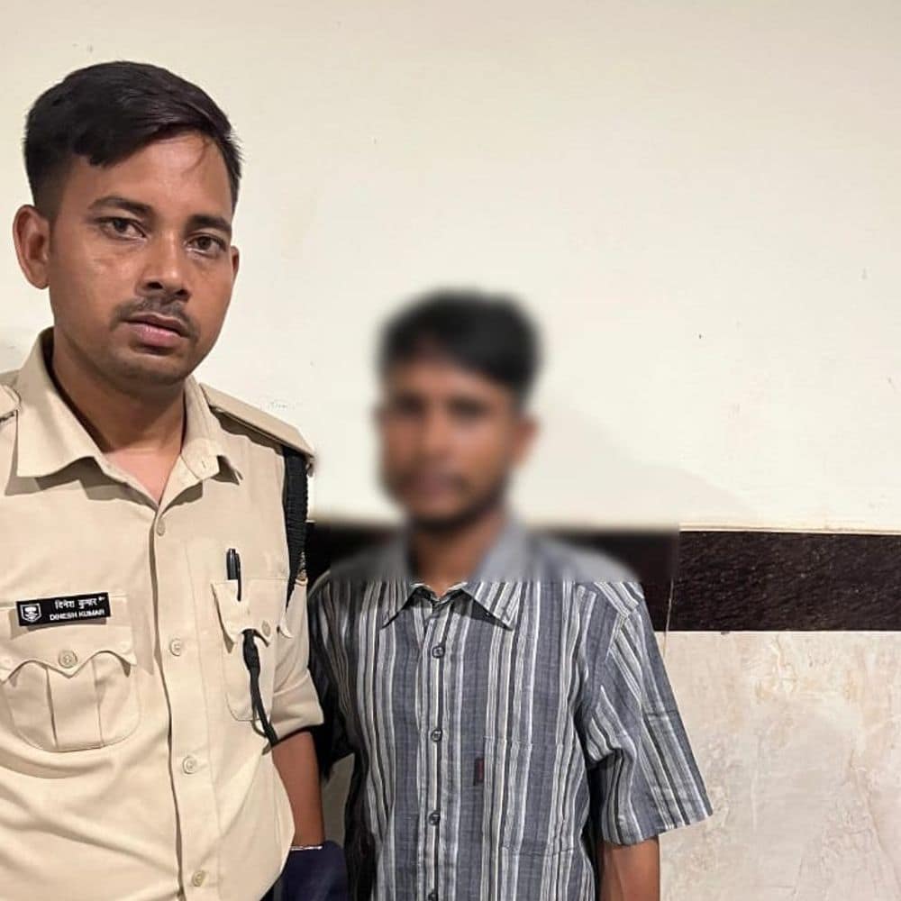 पत्नी का अश्लील वीडियो वायरल करने का आरोप:बेतिया में पति गिरफ्तार, मोबाइल से मिले सबूत पत्नी का अश्लील वीडियो वायरल करने का आरोप:बेतिया में पति गिरफ्तार, मोबाइल से मिले सबूत