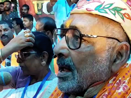 राहुल गांधी देश को गाली दे रहे- गिरिराज सिंह:केंद्रीय मंत्री बोले- कांग्रेस नेता का पूरा खानदान चोर, 50 साल में नहीं किया काम राहुल गांधी देश को गाली दे रहे- गिरिराज सिंह:केंद्रीय मंत्री बोले- कांग्रेस नेता का पूरा खानदान चोर, 50 साल में नहीं किया काम