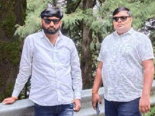 प्रयागराज में भाजपा नेता के हत्यारोपी का सरेंडर:वकील बनकर सीधे कोर्ट में पहुंचा, पत्नी से अफेयर पर किया था मर्डर प्रयागराज में भाजपा नेता के हत्यारोपी का सरेंडर:वकील बनकर सीधे कोर्ट में पहुंचा, पत्नी से अफेयर पर किया था मर्डर