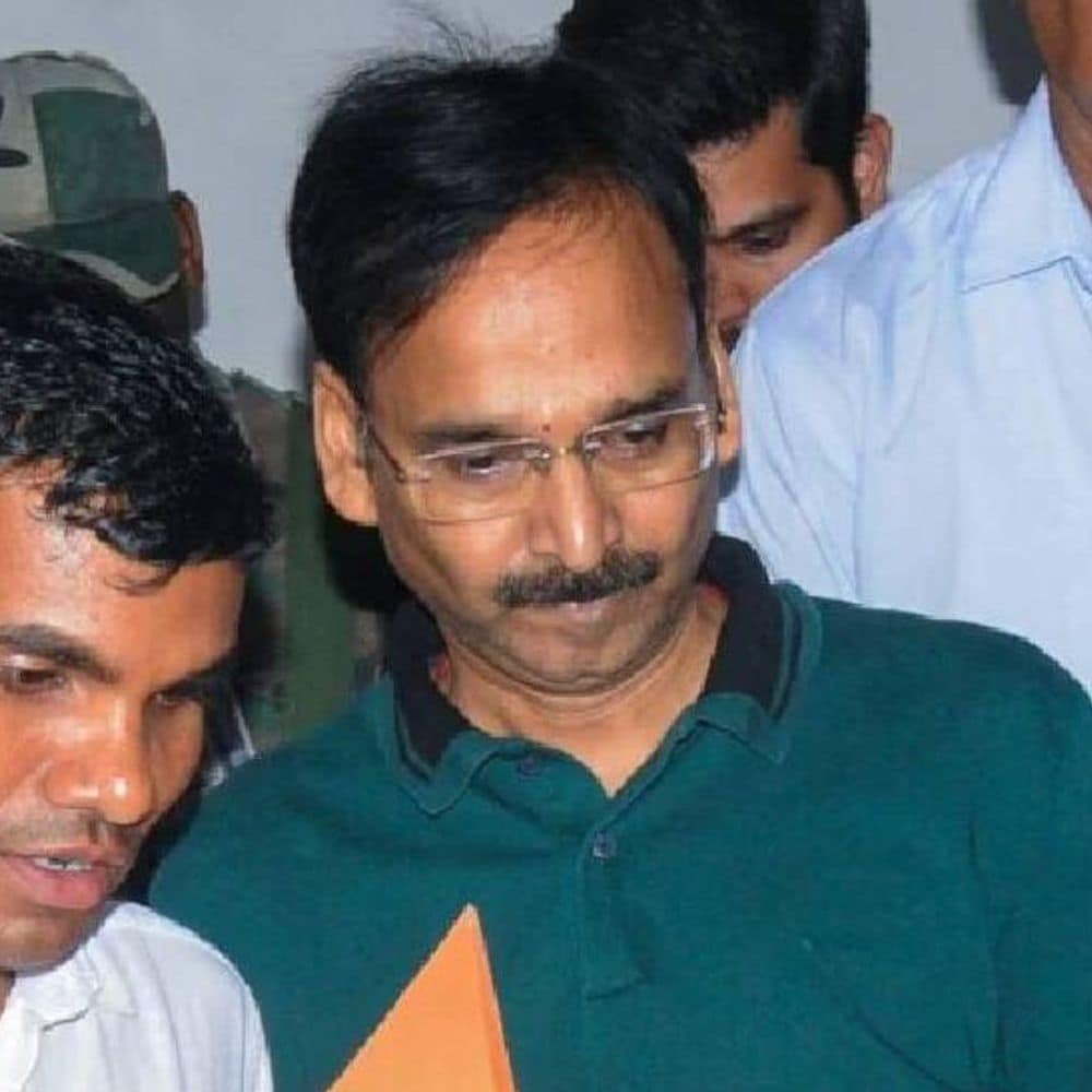 निलंबित आईएएस विनय चौबे की मुश्किलें बढ़ीं, जेल से निकलने के लिए लगेगा समय