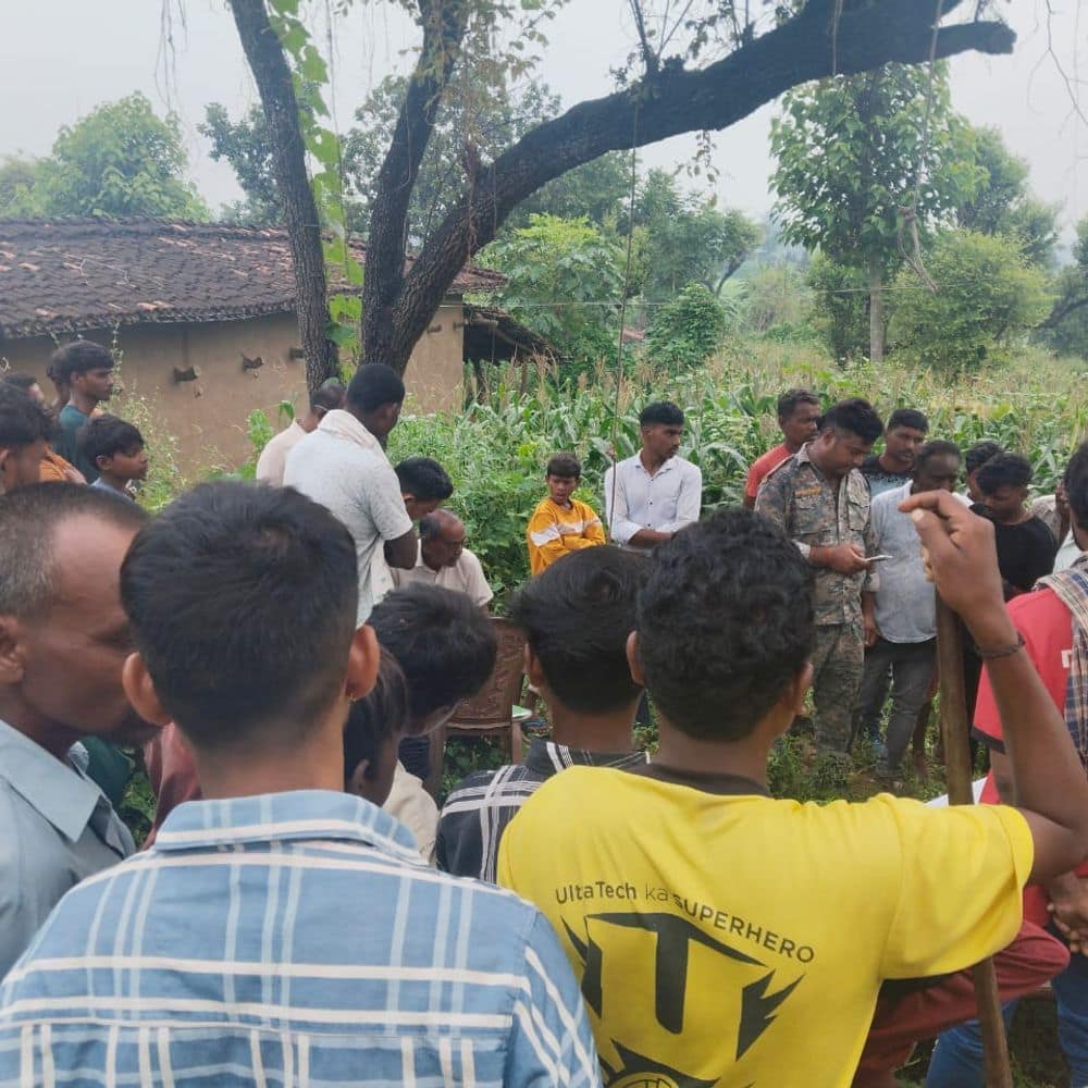 पलामू में पत्नी ने दरवाजा नहीं खोला तो लगाई फांसी:सुबह पेड़ से लटकती मिली लाश, शराब पीने की थी युवक को लत पलामू में पत्नी ने दरवाजा नहीं खोला तो लगाई फांसी:सुबह पेड़ से लटकती मिली लाश, शराब पीने की थी युवक को लत
