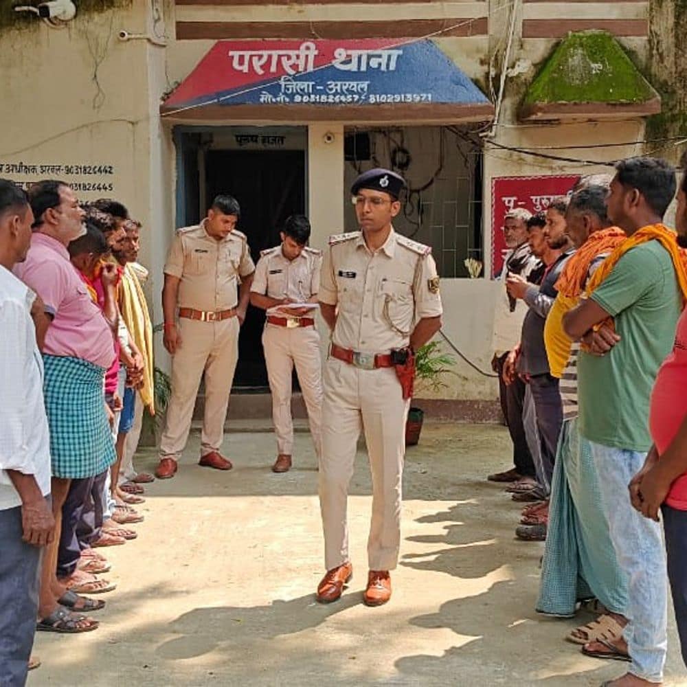 अपराधियों को थाने में बुलाकर दी नई शुरुआत की सीख:अरवल एसपी के निर्देश पर थाना प्रभारी ने कहा- रोजगार में मदद करेगी पुलिस अपराधियों को थाने में बुलाकर दी नई शुरुआत की सीख:अरवल एसपी के निर्देश पर थाना प्रभारी ने कहा- रोजगार में मदद करेगी पुलिस