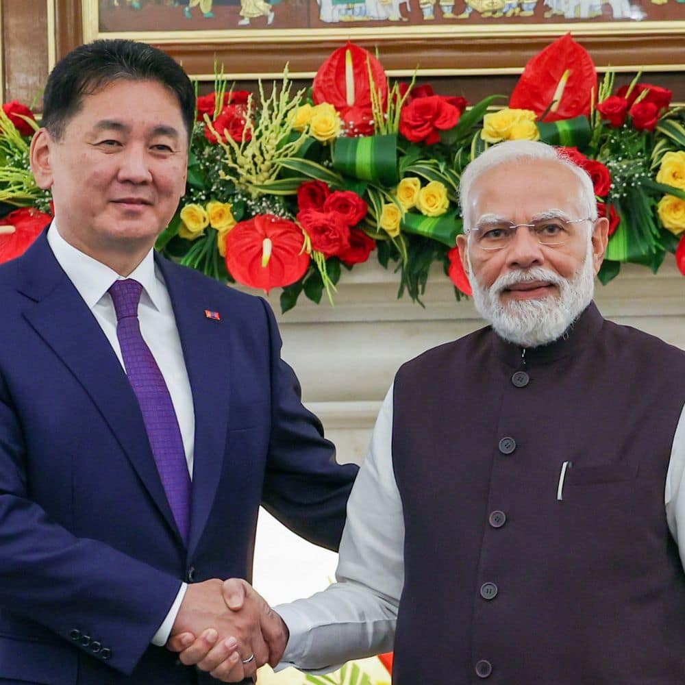 पीएम मोदी से मिले मंगोलिया के राष्ट्रपति:₹15 हजार करोड़ की ऑयल रिफाइनरी पर समझौता; भारत बुद्ध के शिष्यों की अस्थियां मंगोलिया भेजेगा पीएम मोदी से मिले मंगोलिया के राष्ट्रपति:₹15 हजार करोड़ की ऑयल रिफाइनरी पर समझौता; भारत बुद्ध के शिष्यों की अस्थियां मंगोलिया भेजेगा