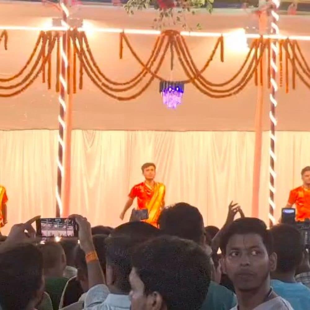 नवरात्र के पहले दिन मंदिरों में उमड़ी भीड़:बखरी पुरानी दुर्गा मंदिर में महाआरती में श्रद्धालु हुए शामिल, रंग-बिरंगी रोशनियों से जगमग हुआ पंडाल नवरात्र के पहले दिन मंदिरों में उमड़ी भीड़:बखरी पुरानी दुर्गा मंदिर में महाआरती में श्रद्धालु हुए शामिल, रंग-बिरंगी रोशनियों से जगमग हुआ पंडाल