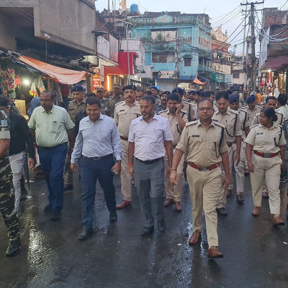 गिरिडीह जिला प्रशासन ने निकाला फ्लैग मार्च, मॉक ड्रिल:सुरक्षा व्यवस्था का लिया जायजा, असामाजिक तत्वों पर नजर गिरिडीह जिला प्रशासन ने निकाला फ्लैग मार्च, मॉक ड्रिल:सुरक्षा व्यवस्था का लिया जायजा, असामाजिक तत्वों पर नजर