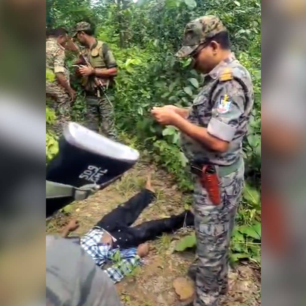 गुमला के पतरा जंगल में मिला युवक का शव:तौलिए से गला घोंटकर हत्या करने की आशंका, मोबाइल फोन भी गायब मिला गुमला के पतरा जंगल में मिला युवक का शव:तौलिए से गला घोंटकर हत्या करने की आशंका, मोबाइल फोन भी गायब मिला