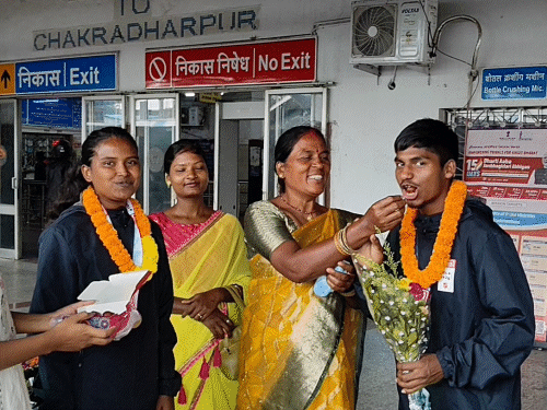 पश्चिमी सिंहभूम की दो आदिवासी बेटियों का कमाल:नॉर्वे में होमलेस वर्ल्ड कप में भारत का किया प्रतिनिधित्व, 48 देशों के बीच दिखाया दम पश्चिमी सिंहभूम की दो आदिवासी बेटियों का कमाल:नॉर्वे में होमलेस वर्ल्ड कप में भारत का किया प्रतिनिधित्व, 48 देशों के बीच दिखाया दम