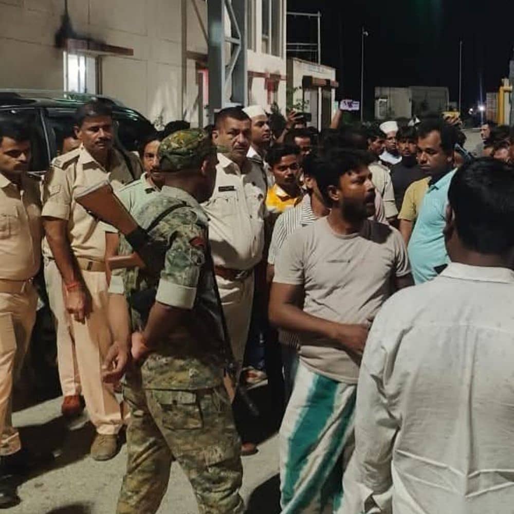 टोल कर्मी ने बारात की स्कार्पियो रोकी:दूल्हे की बहन से मारपीट, गाड़ी लेकर भागा; ग्रामीणों ने किया रोड जाम