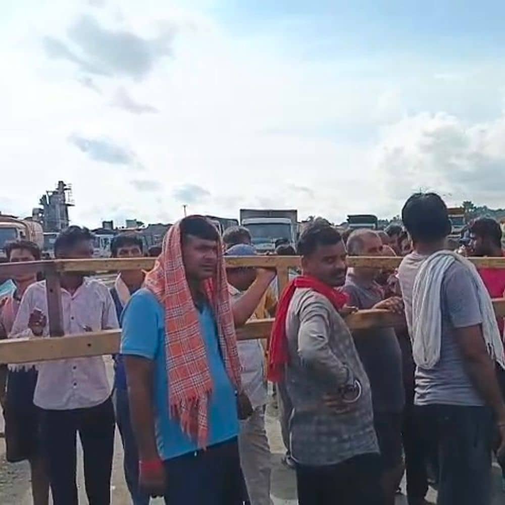 गोड्डा में पत्थर खदान हादसा:हाइवा चालक की मौत, सुरक्षा मानकों की अनदेखी को लेकर मजदूरों ने रोका काम गोड्डा में पत्थर खदान हादसा:हाइवा चालक की मौत, सुरक्षा मानकों की अनदेखी को लेकर मजदूरों ने रोका काम