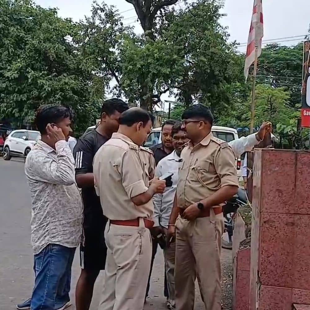 हजारीबाग में महापुरुषों की प्रतिमाओं पर हमला:नीलांबर-पीतांबर की प्रतिमा का धनुष तोड़ा, दो दिन पहले भी मूर्ति की गई थी खंडित हजारीबाग में महापुरुषों की प्रतिमाओं पर हमला:नीलांबर-पीतांबर की प्रतिमा का धनुष तोड़ा, दो दिन पहले भी मूर्ति की गई थी खंडित