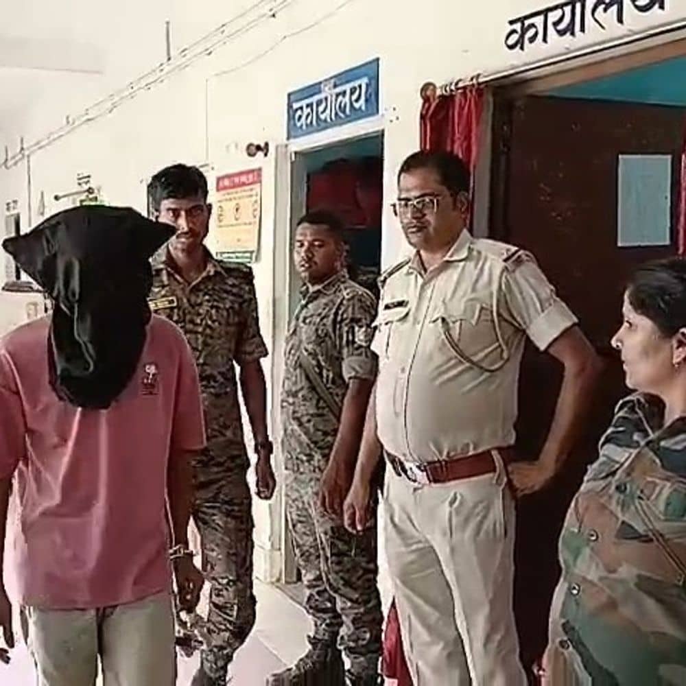 गुमला में ब्राउन शुगर तस्कर धराया:कॉलेज के पास से 8 ग्राम नशीला पदार्थ बरामद, एक आरोपी फरार गुमला में ब्राउन शुगर तस्कर धराया:कॉलेज के पास से 8 ग्राम नशीला पदार्थ बरामद, एक आरोपी फरार