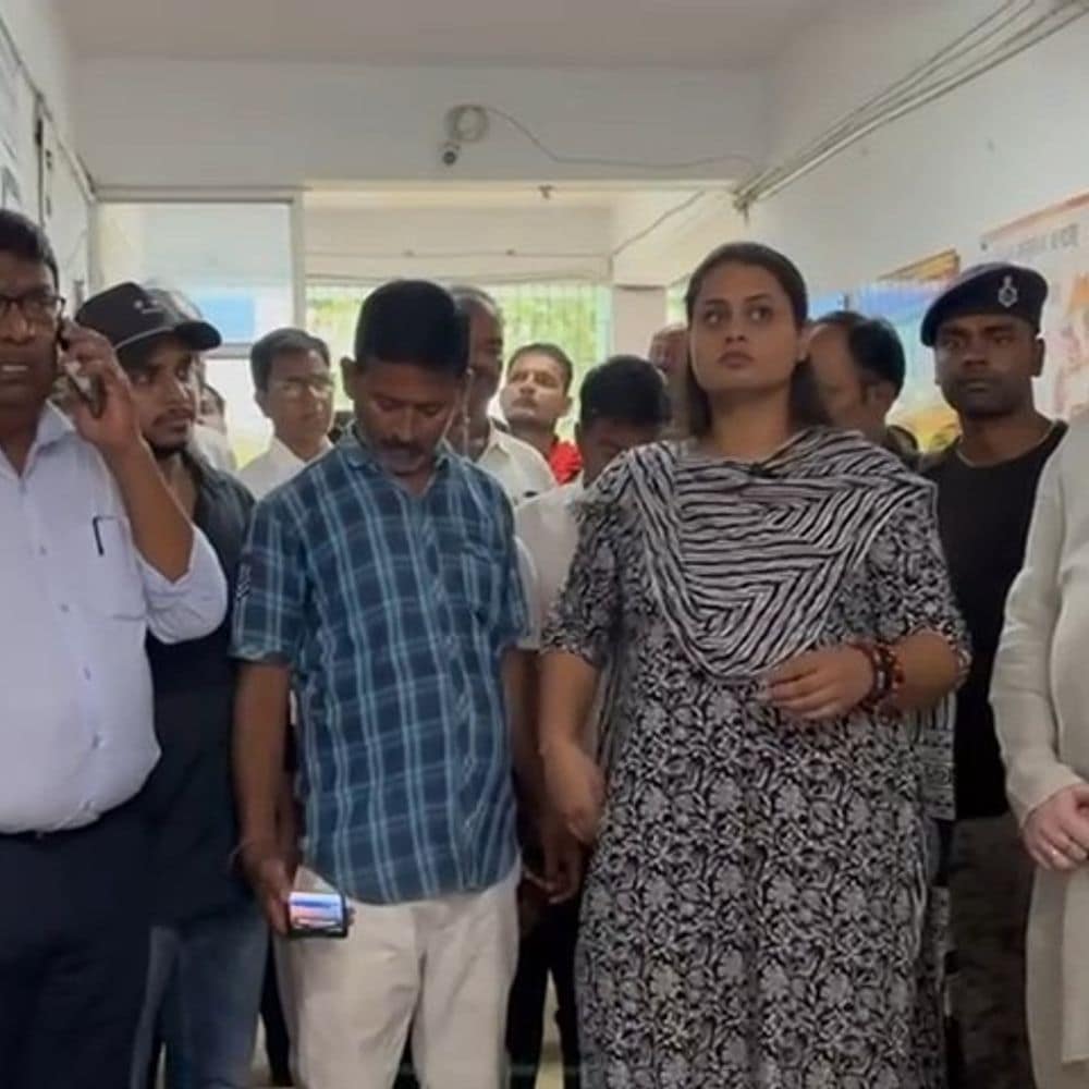 सदर अस्पताल की अव्यवस्था देख भड़कीं विधायक श्रेयसी सिंह:फिजियोथैरेपी रूम में लटका ताला, विधायक बोलीं- ऐसी अनदेखी बर्दाश्त नहीं की जाएगी, लपरवाही के लिए फटकारा