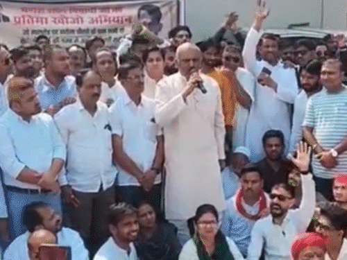 सपा विधायक बोले- भाजपा पार्षद की धमकी से नहीं डरूंगा:कमल के फूल से लड़ना है पत्तियों से नहीं, कानपुर में प्रतिमा को लेकर बवाल सपा विधायक बोले- भाजपा पार्षद की धमकी से नहीं डरूंगा:कमल के फूल से लड़ना है पत्तियों से नहीं, कानपुर में प्रतिमा को लेकर बवाल