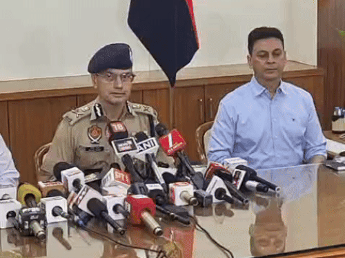 ऑपरेशन सिंदूर के बाद PAK की पंजाब में दखलअंदाजी बढ़ी:DGP बोले- पठानकोट में घुसपैठ के रूट मिले, एक महीने में 78 पिस्टल भेजीं ऑपरेशन सिंदूर के बाद PAK की पंजाब में दखलअंदाजी बढ़ी:DGP बोले- पठानकोट में घुसपैठ के रूट मिले, एक महीने में 78 पिस्टल भेजीं