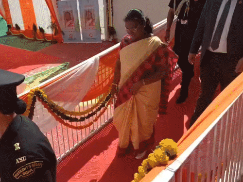 दुनिया की सबसे लग्जरी ट्रेन से मथुरा पहुंचीं राष्ट्रपति:पहली बार बांके बिहारी का दर्शन किए, श्रीकुब्जा मंदिर और सुदामा कुटी भी जाएंगी