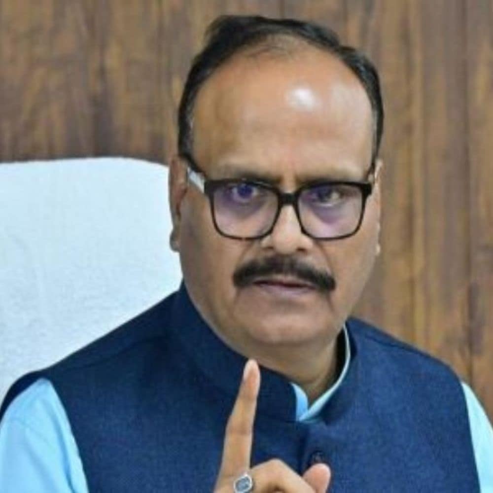 लखनऊ के 4 डॉक्टर को नौकरी से निकाला:डिप्टी CM ने यूपी स्वास्थ्य विभाग के 10 डॉक्टरों पर एक्शन लिया, गैरहाजिर थे