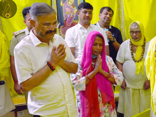 पूर्व DGP से प्रेमानंद महाराज बोले-अगले जन्म फिर मनुष्य बनिए:प्रशांत कुमार ने संत से मुलाकात की; पत्नी ने कहा- बेटी की शादी करनी है पूर्व DGP से प्रेमानंद महाराज बोले-अगले जन्म फिर मनुष्य बनिए:प्रशांत कुमार ने संत से मुलाकात की; पत्नी ने कहा- बेटी की शादी करनी है