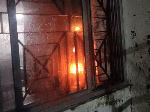 हजारीबाग मेडिकल कॉलेज में अफरा-तफरी:लेबर रूम में मच्छर अगरबत्ती से लगी आग, धुआं फैलते ही बाहर भागे 50 से अधिक मरीज हजारीबाग मेडिकल कॉलेज में अफरा-तफरी:लेबर रूम में मच्छर अगरबत्ती से लगी आग, धुआं फैलते ही बाहर भागे 50 से अधिक मरीज