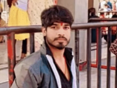 देवघर में दिनदहाड़े युवक की चाकू मार हत्या:विकास होटल के पास चाकू से हमला, पिता बोले – किसी से दुश्मनी नहीं थी देवघर में दिनदहाड़े युवक की चाकू मार हत्या:विकास होटल के पास चाकू से हमला, पिता बोले – किसी से दुश्मनी नहीं थी