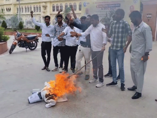 काशी में फैंस बोले-पाकिस्तान को धूल चटा दो:गंगा में उतरकर आरती की; लखनऊ में सपा का विरोध प्रदर्शन