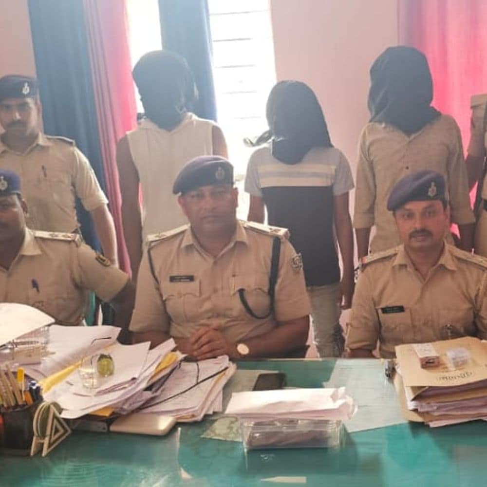 208 ग्राम स्मैक के साथ 3 धंधेबाज गिरफ्तार:बंगाल से खरीदते थे खेप; छोटी पुड़िया बनाकर पूर्णिया में बेचते थे 208 ग्राम स्मैक के साथ 3 धंधेबाज गिरफ्तार:बंगाल से खरीदते थे खेप; छोटी पुड़िया बनाकर पूर्णिया में बेचते थे