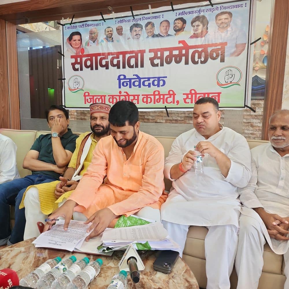 मतदाता सूची में गड़बड़ी का मामला:सिवान कांग्रेस ने 14 हजार डुप्लीकेट वोटरों की लिस्ट DEO को सौंपी, विस्थापितों का नाम सूची में दर्ज मतदाता सूची में गड़बड़ी का मामला:सिवान कांग्रेस ने 14 हजार डुप्लीकेट वोटरों की लिस्ट DEO को सौंपी, विस्थापितों का नाम सूची में दर्ज