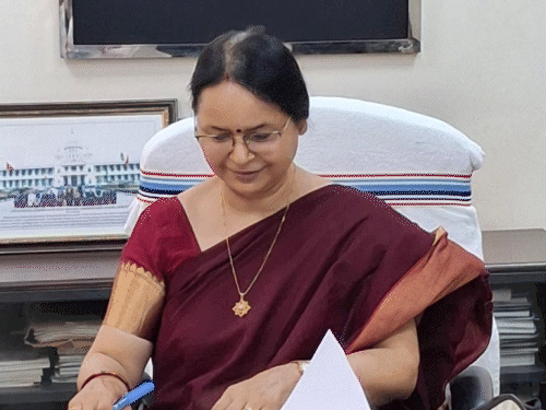 झारखंड की 8वीं निर्वाचन आयुक्त बनीं अलका तिवारी:दो दिन पहले मुख्य सचिव के पद से हुई हैं सेवानिवृत, आज किया पदभार ग्रहण झारखंड की 8वीं निर्वाचन आयुक्त बनीं अलका तिवारी:दो दिन पहले मुख्य सचिव के पद से हुई हैं सेवानिवृत, आज किया पदभार ग्रहण