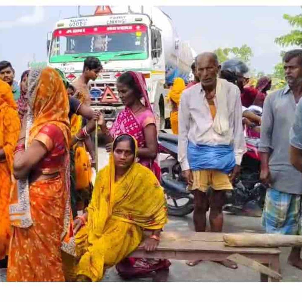 बाढ़ पीड़ितों ने एक घंटे तक किया सड़क जाम:मोतिहारी में सिकरहणा नदी उफनाई, ग्रामीण बोले-आश्वासन देकर शांत हो जाता है प्रशासन बाढ़ पीड़ितों ने एक घंटे तक किया सड़क जाम:मोतिहारी में सिकरहणा नदी उफनाई, ग्रामीण बोले-आश्वासन देकर शांत हो जाता है प्रशासन